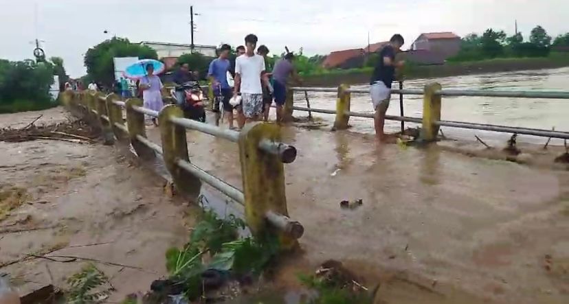 Peristiwa banjir melanda di beberapa titik di Kabupaten Kendal akibat hujan deras Rabu (17/1).