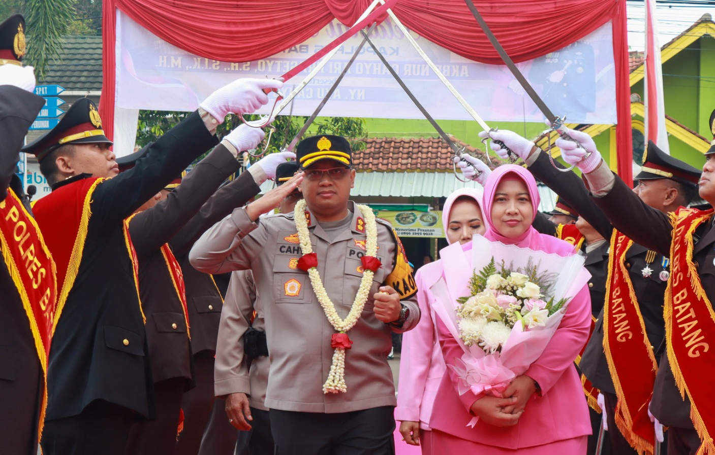 Kapolres Batang yang baru AKBP Nur Cahyo di hari pertama bertugas di Polres Batang disambut tradisi pedang pora.