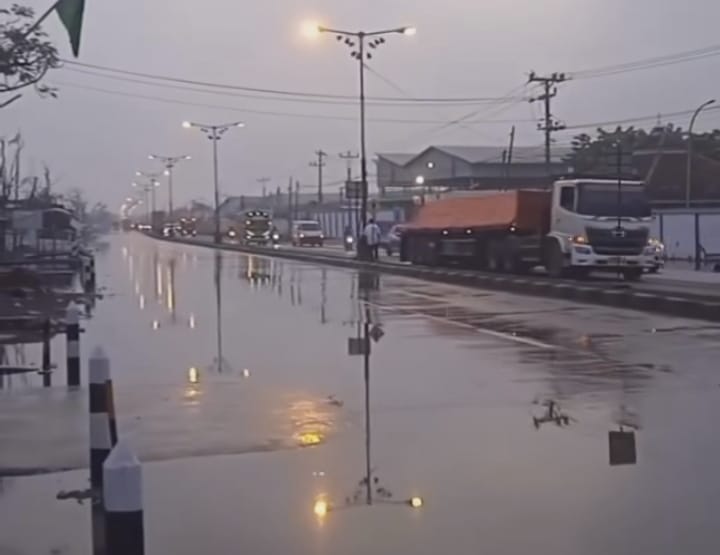 Pengendara musti berhati-hati jika melintasi wilayah tersebut. Tampak antrean kendaraan berjalan merayap di lokasi genangan.