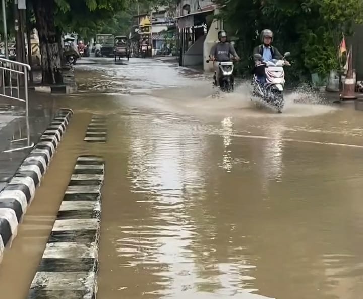 Pantauan yang ada, banjir masih mengepung wilayah Kendal perkotaan.