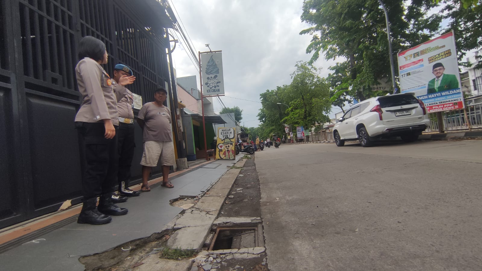 Belasan besi kotak berfungsi penutup saluran air di trotoar di daerah Jalan Tlogosari Raya milik Dinas PU Kota Semarang hilang dicuri.