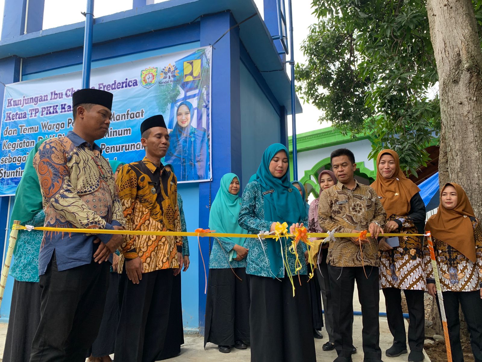 Ketua TP PKK Kendal Wynne Fredericha saat berkunjung ke titik akses air minum perpipaan di Desa Pekuncen, Kecamatan Pegandon Kamis (18/1).  DEVI KHOFIFATUR RIZQI/ JAWA POS RADAR SEMARANG