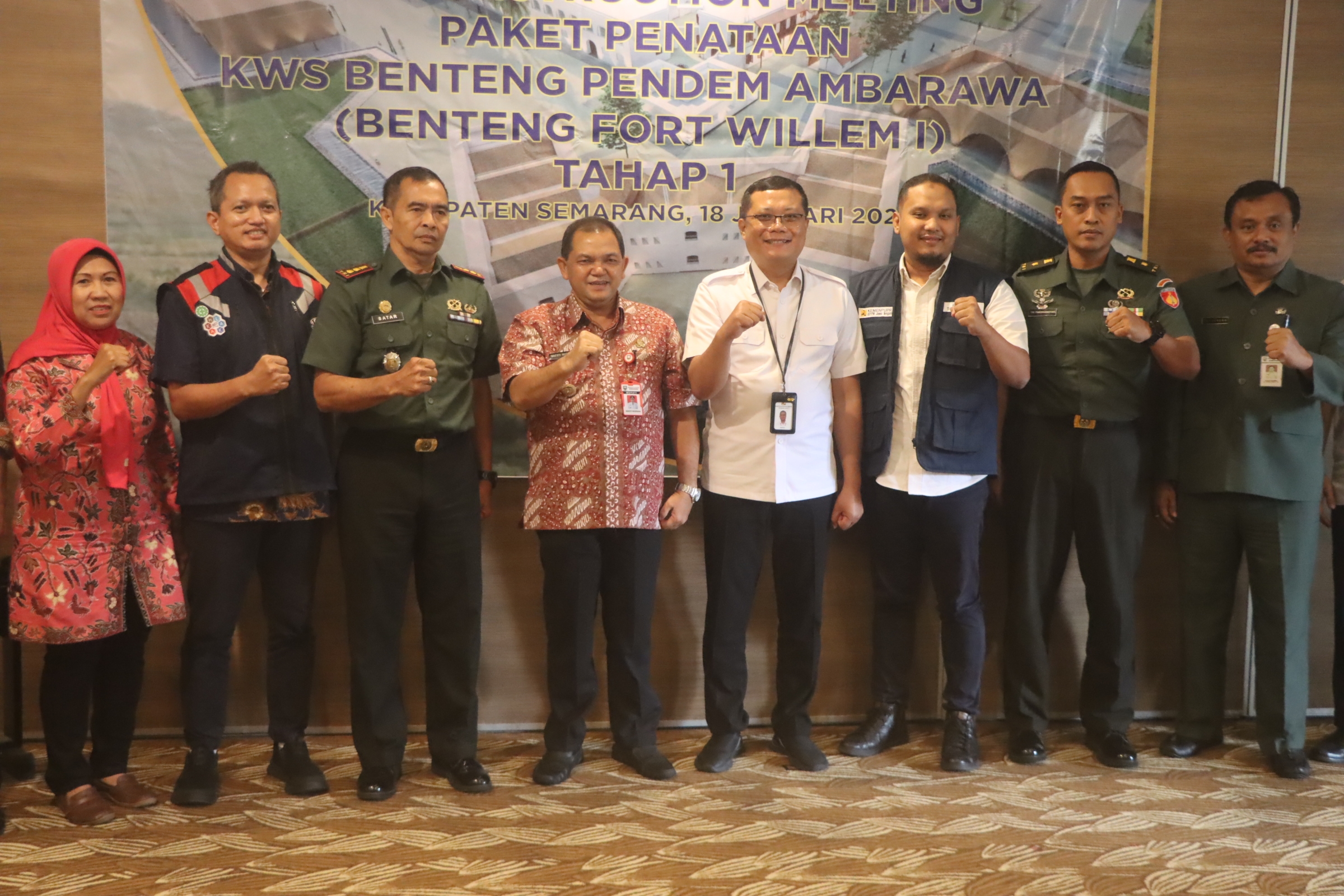 Bupati Semarang berfoto bersama perwakilan warga (paling kiri) dan pejabat lainnya