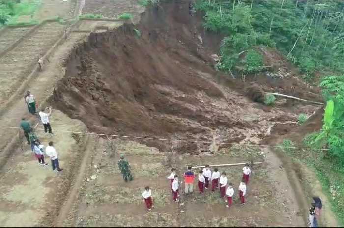 Jalan penghubung Desa Pateken dan Desa Semen Kecamatan Wonoboyo, Kabupaten Temanggung sepanjang 60 meter dan lebar 3 meter terputus.