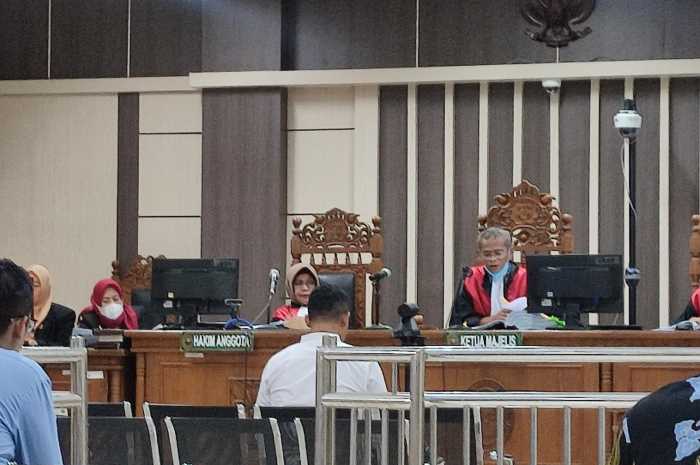 Ketua Majelis Hakim Pengadilan Tipikor Gatot Sarwadi membacakan putusan kasus korupsi proyek perkeretaapian, Kamis (18/1). IDA FADILAH/JAWA POS RADAR SEMARANG