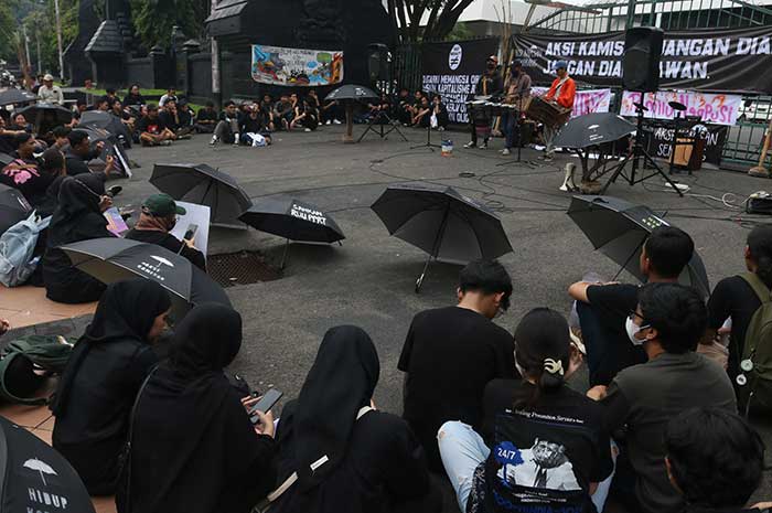 Para aktivis Aksi Kamisan Semarang menggelar demo di depan Kantor Gubernur Jawa Tengah, Jalan Pahlawan, Kota Semarang Kamis (18/1).&nbsp;NUR CHAMIM/JAWA POS RADAR SEMARANG