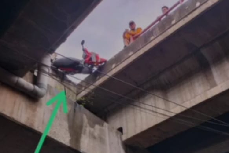 Kecelakaan tunggal di fly over Tanjung Mas, Semarang, terjadi Jumat, 19 Januari 2024, pagi.