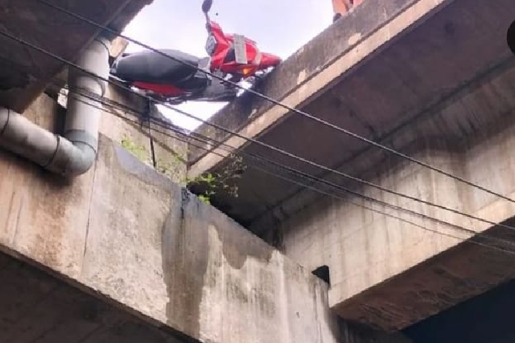 Rio, 28, warga Gisikdrono Semarang yang jatuh dari fly over Tanjung Mas masih dirawat di RSUP kariadi. Rio mengalami kecelakaan tunggal di fly over Tanjung Mas, Semarang, pada Jumat, 19 Januari 2024.