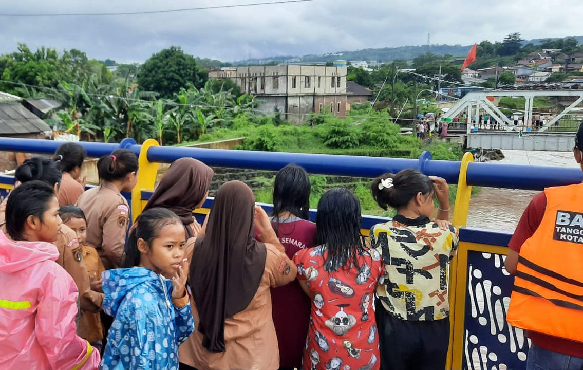Warga dan petugas mencari bocah 11 tahun yang hanyut di Sungai Beringin Semarang. (M Hariyanto Jawa Pos Radar Semarang)
