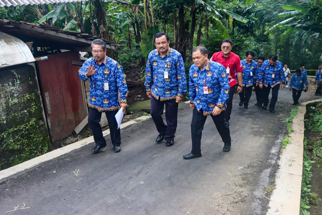 Bupati Semarang meninjau titik jalan yang ada di Desa Lerep