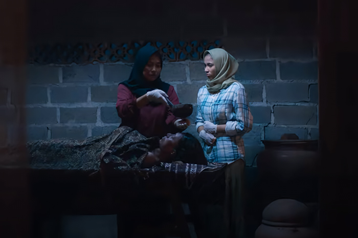 Tangkapan layar video trailer film Pemandi Jenazah, film horor 2024.