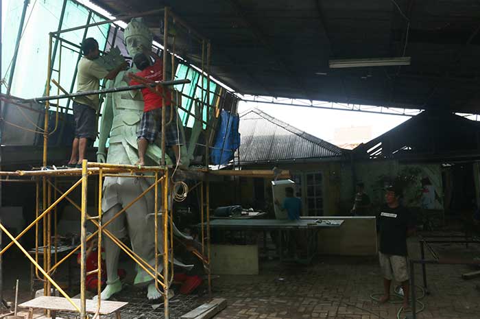 Proses pembuatan patung Srikandi setinggi 4 meter yang dikomandani Iwan Hasto di Jalan Pusponjolo Selatan Nomor 33, Kelurahan Salaman, Semarang Barat. NUR CHAMIM/JAWA POS RADAR SEMARANG