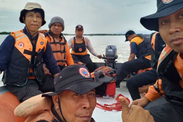 Petugas BPBD Demak melakukan pencarian nelayan yang hilang diperairan Wedung. (Wahib&nbsp;Pribadi/Jawa Pos Radar Semarang)