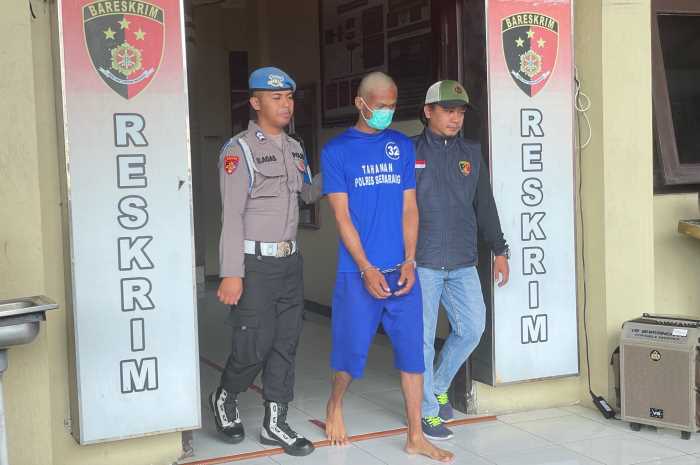 Kasat Reskrim Polres Semarang menunjukan barang bukti penjambretan saat gelar perkara di halaman Mapolres Semarang. Maria Novena/Jawa Pos Radar Semarang