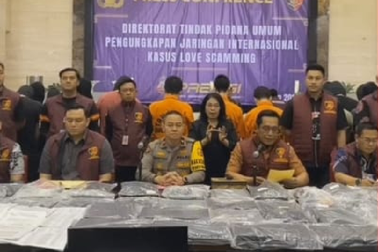 JUMPA PERS&mdash;Konferensi pers pengungkapan kasus penipuan bermodus love scamming.