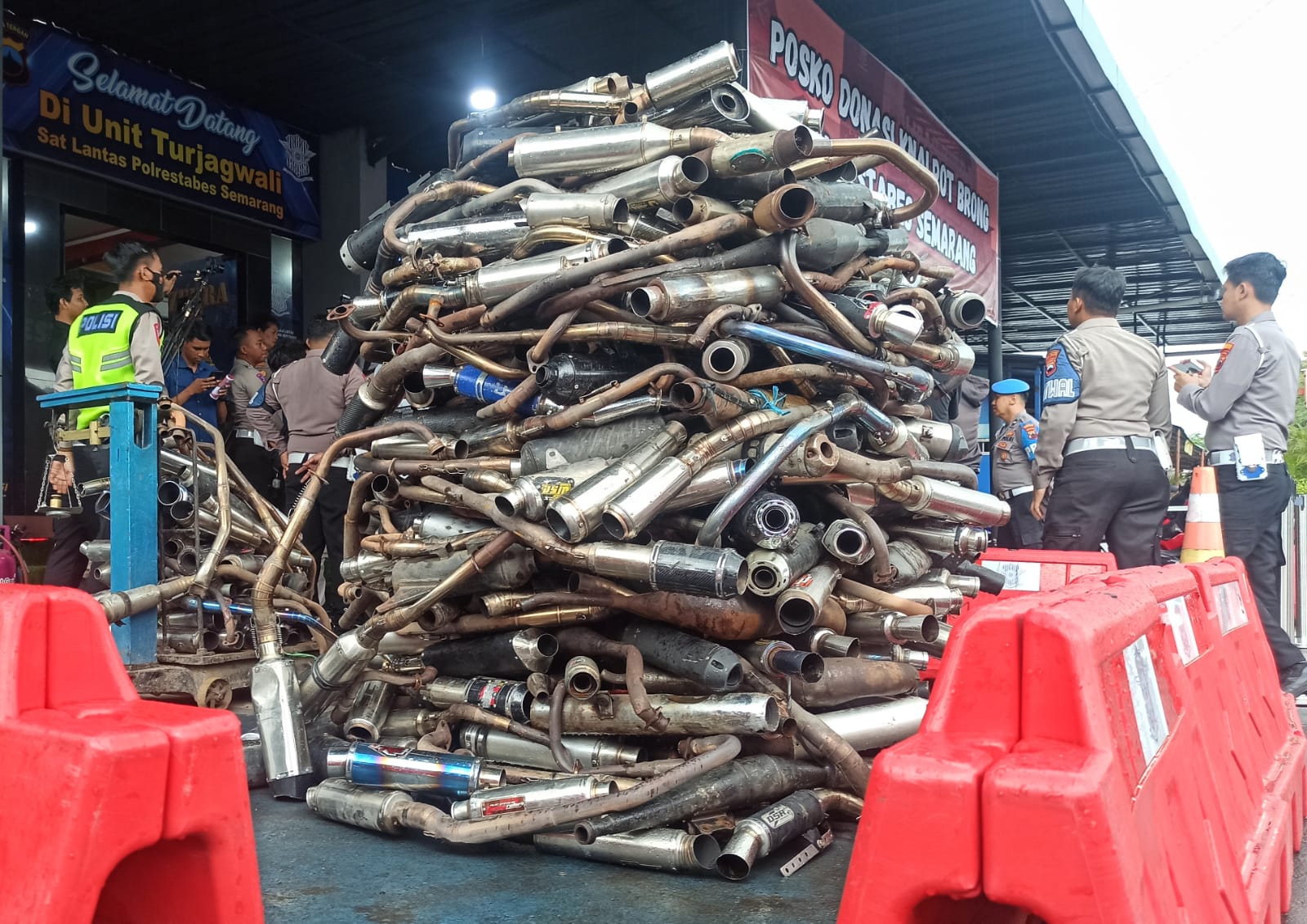 Sitaan Rongsokan Knaltpot Brong Terkumpul Mencapai 700 Kilogram, Hasil Penjualan Didonasikan ke Panti Asuhan.