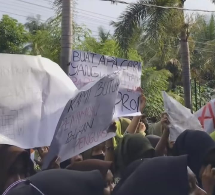 Sejumlah siswa-siswi SMK  Manahijul Huda (Manda), Pati, Jawa Tengah, berunjuk rasa.