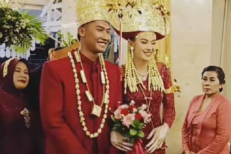 Begini Ganteng dan Ayunya Pasangan Pengantin Pemain Proliga Voli Sepasang pemain voli profesional Proliga, Viko Zulfan dan Sari Hartati tengah berbahagia.
