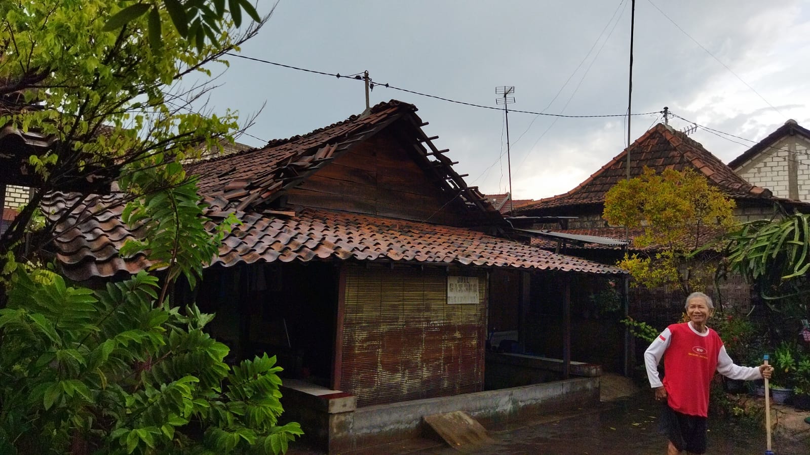 Warga mulai membersihkan di sekitar rumah akibat hujan deras dan angin kencang