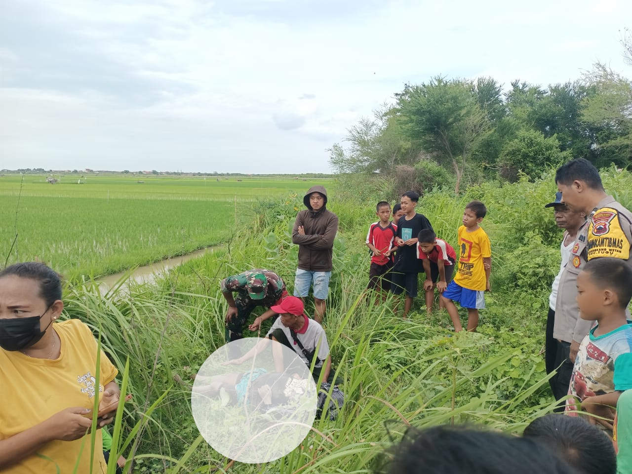 Polisi dan warga mengecek penemuan mayat di Randugarut Semarang.  (M  Hariyanto/Jawa Pos Radar Semarang)