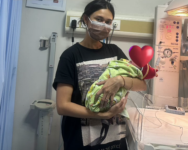Mengharukan... Artis Nana Mirdad menemukan seorang bayi baru lahir di semak-semak tak jauh dari rumahnya, dalam kondisi hypothermia. (Instastory @nanamirdad_)