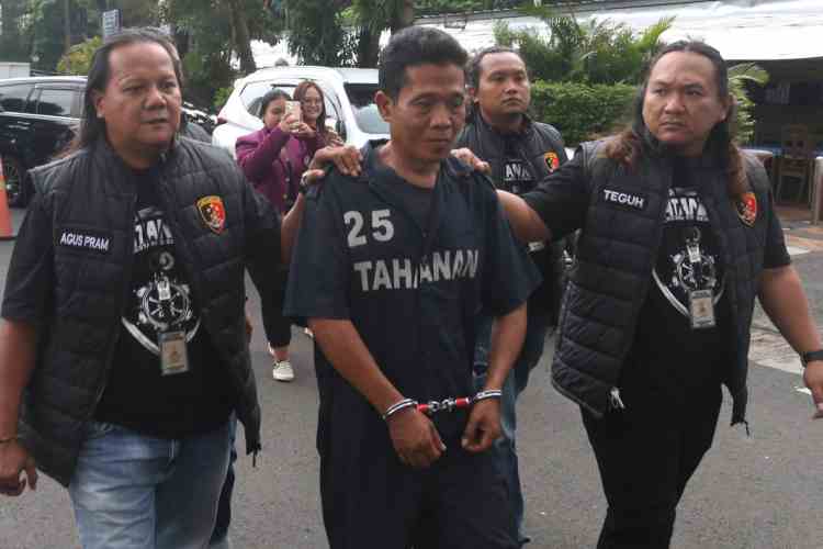BAWA PISAU : Pelaku penusukan saat digiring polisi di Mapolrestabes Semarang Jumat (19/1). (NURCHAMIM/JAWA POS RADAR SEMARANG)