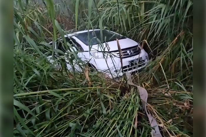 Tangkapan layar, mobil putih terperosok di jalur Sikarim jalan alternatif menuju Bukit Sikunir, Dieng.