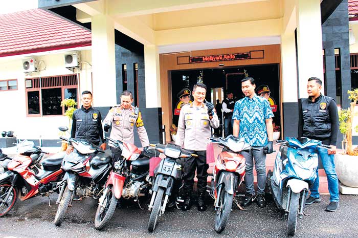 Kapolres Grobogan AKBP Dedy Anung Kurniawan menunjukan barang bukti sepeda motor yang dijual dengan STNK palsu di Mapolres Grobogan. SIROJUL MUNIR/RADAR KUDUS