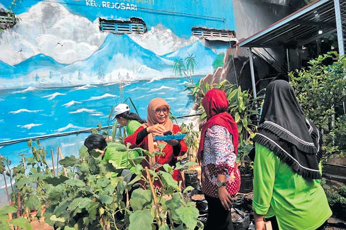Para anggota Kelompok Tani Sengkuyung Hayati beraktivitas memelihara Perdu Semerbak di RW 5, Kelurahan Rejosari, Semarang Timur. MOHAMMAD BAGUS SATRIA/JAWA POS RADAR SEMARANG