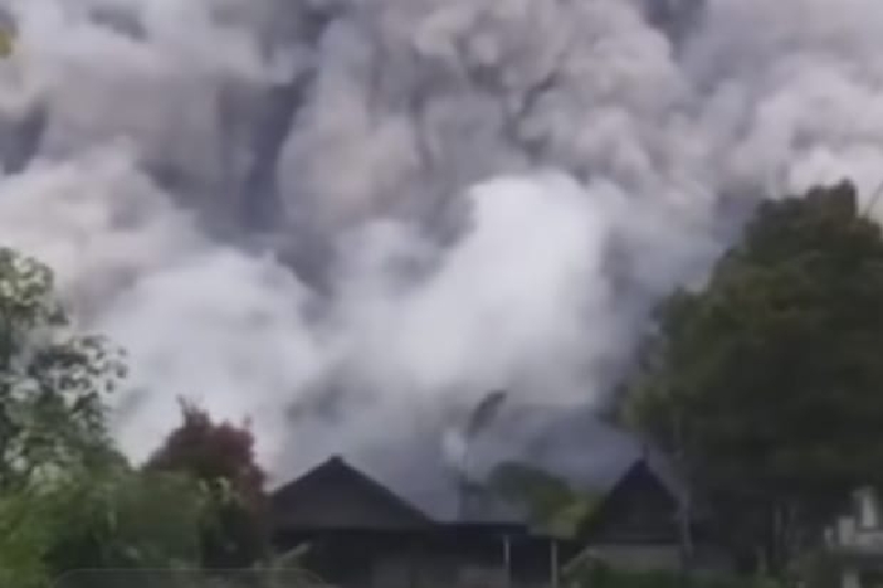 Gunung Merapi kembali mengalami erupsi, Minggu, 21 Januari 2024, pukul 14.30.
