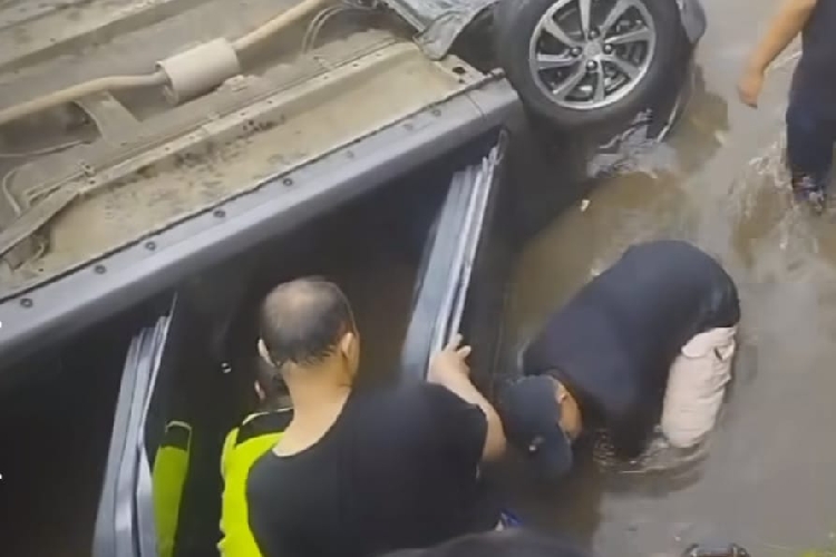 Breaking News! Usai Piknik, Mobil Terjun ke Kolam Pemancingan di Boja, Kendal.