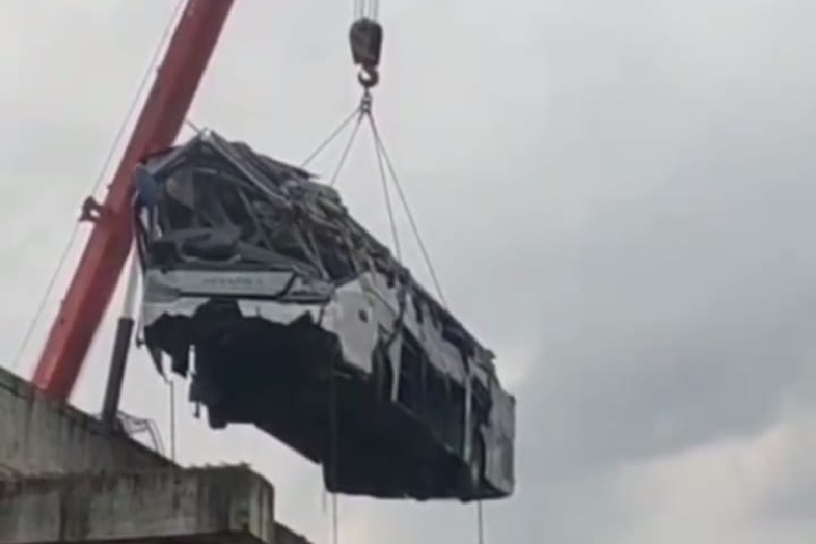 Bus yang mengalami kecelakaan dievakuasi menggunakan crane