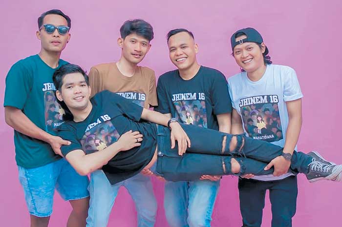 Para personel Jhinem dalam sebuah pemotretan.