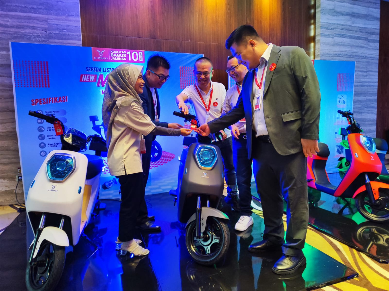 Jajaran manajemen Uwinfly memperkenalkan produk terbarunya.