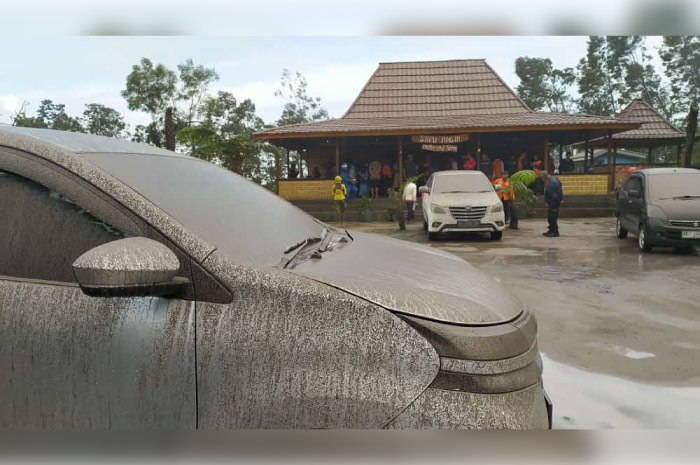 Sebuah mobil terkena dampak hujan abu vulkanik di Boyolali, Minggu (21/1).