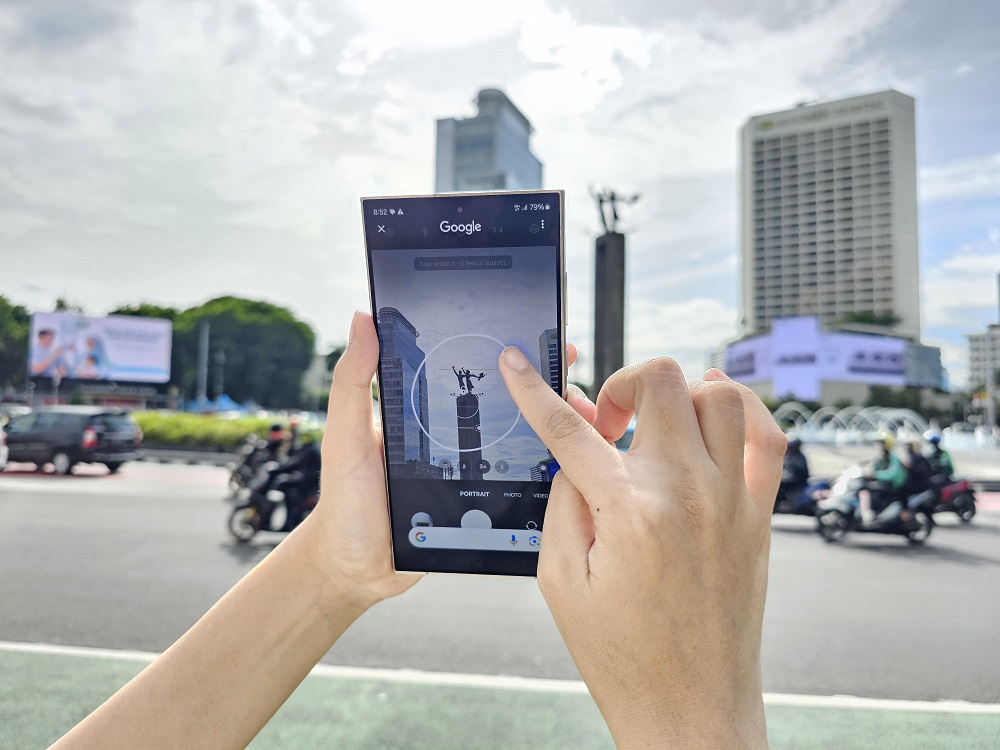 Galaxy AI pada Galaxy S24 Series memudahkan pengguna melakukan berbagai hal dan mencari informasi hanya dengan satu lingkaran