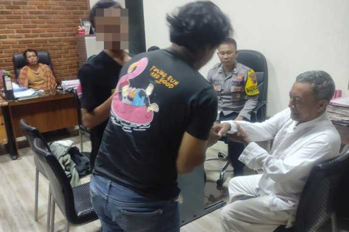 Kedua pemuda yang tertangkap basah mencuri durian akhirnya berdamai dengan pemilik kebun usai mediasi yang difasilitasi Polsek Doro, Minggu (21/1/2024).