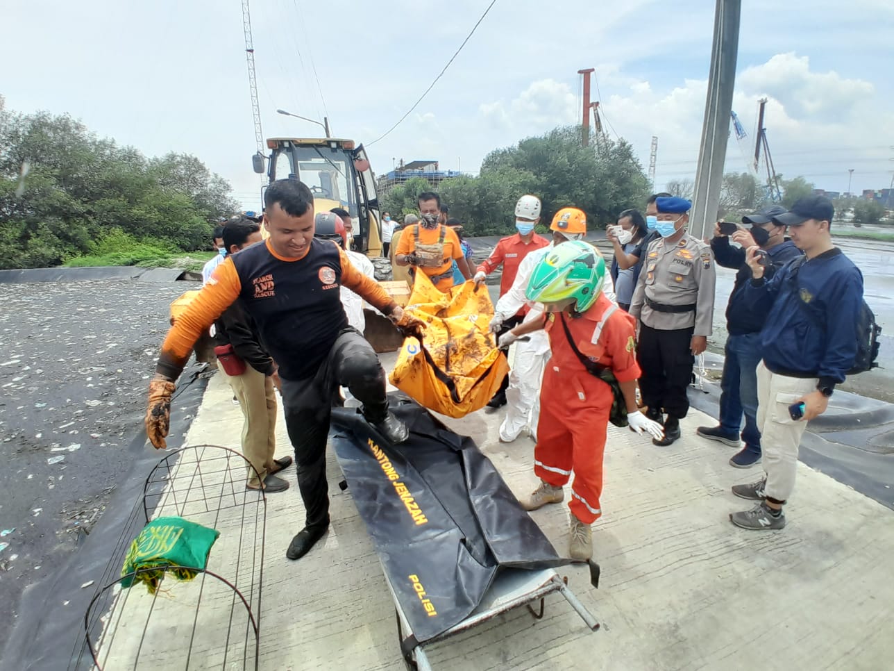 Petugas mengevakuasi  penemuan mayat di area IPLT Tanggung Rejo Senin (22/1/2024) pagi. (M Hariyanto/Jawa Pos Radar Semarang)