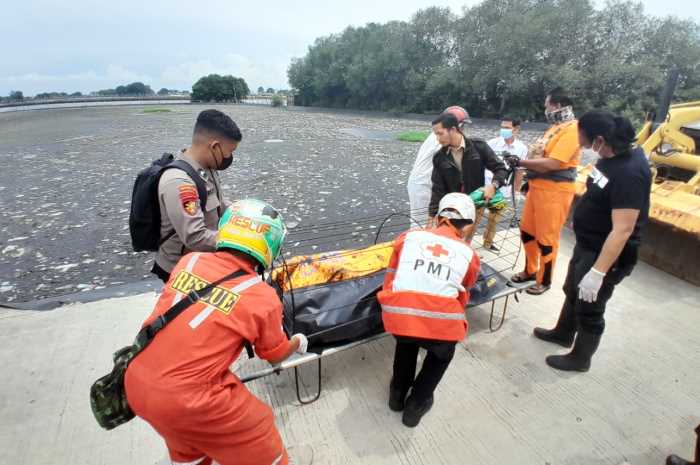 Petugas mengevakuasi  penemuan mayat di area IPLT Tanggung Rejo Senin (22/1/2024) pagi. (M Hariyanto/Jawa Pos Radar Semarang)