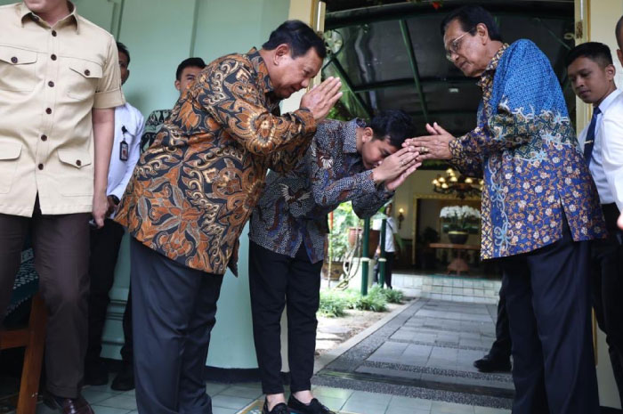 Prabowo Subianto dan Gibran Rakabuming Raka saat bertemu dengan Sri Sultan Hamengku Buwono X di DIY, Senin (22/1).