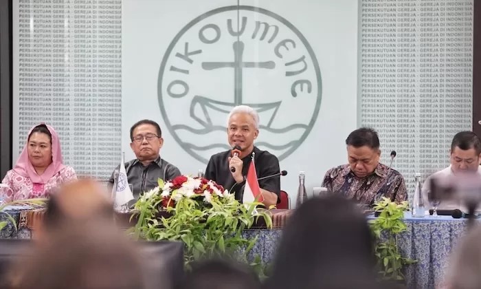 Calon presiden (Capres) nomor urut 3, Ganjar Pranowo menerima sejumlah masukan usai bertemu dengan pengurus Persekutuan Gereja-Gereja di Indonesia (PGI) di Graha Oikoumene PGI, Jalan Salemba Raya.