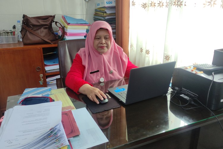 Sri Narti Kepala SMAN 4 Magelang. (Hery Cahyadi/Jawa Pos Radar Semarang)