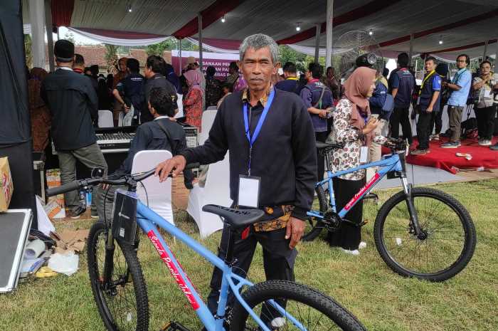 Untung saat berfoto bersama sepeda dari presiden Joko Widodo.&nbsp;NURFAIK NABHAN/Jawa Pos Radar Semarang