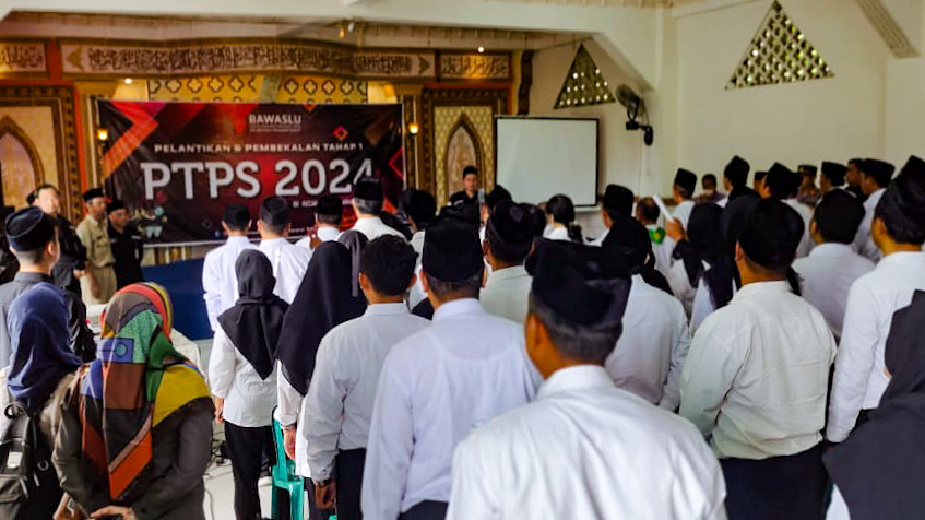 Pelantikan pengawas TPS di Kecamatan Ungaran Barat yang dilaksanakan di Pondok Pesantren Al-Ikhlas Putra, Bugangan, Kelurahan Candirejo