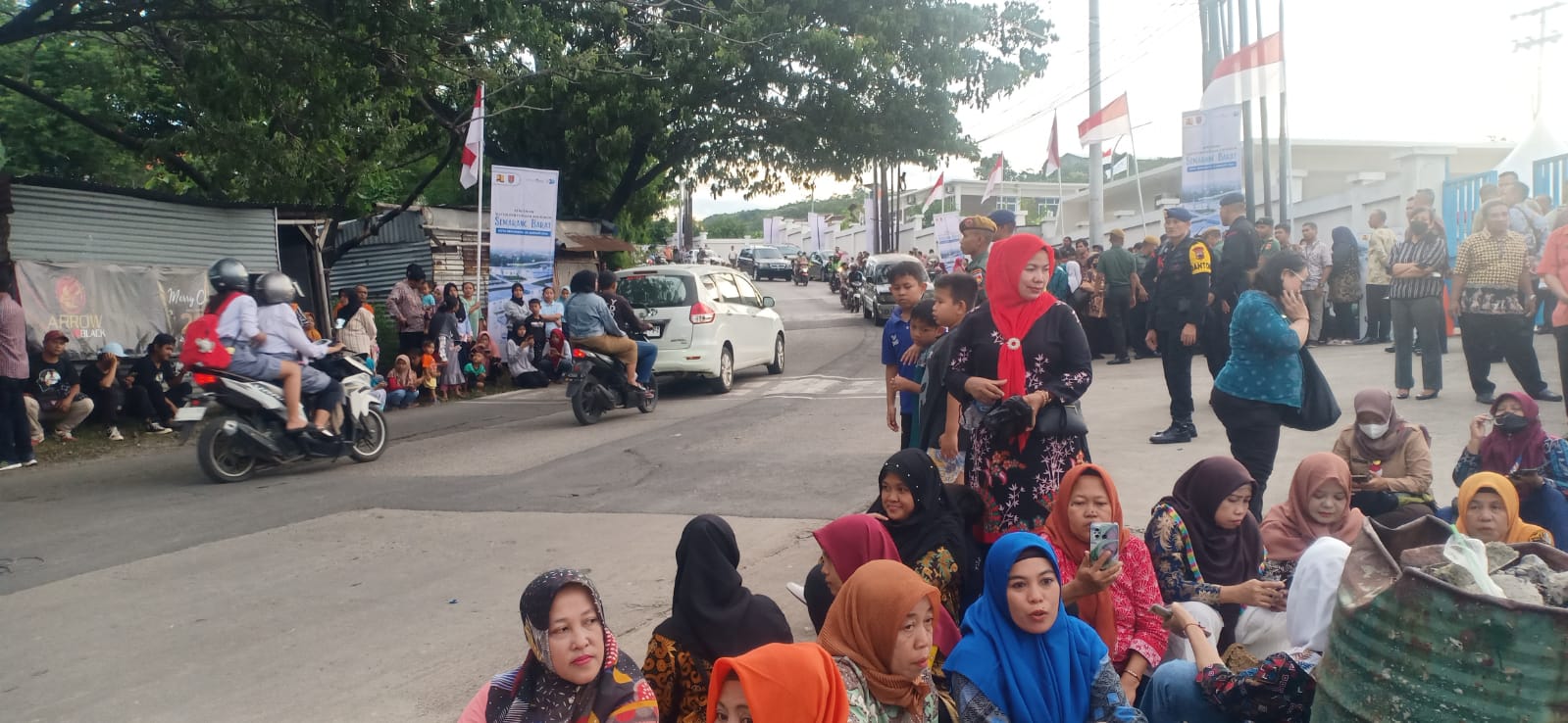 Ratusan warga nampak berjajar di Jalan Untung Suropati, menunggu kedatangan Prsiden Jokowi. (Adennyar Wycaksono/Jawa Pos Radar Semarang)