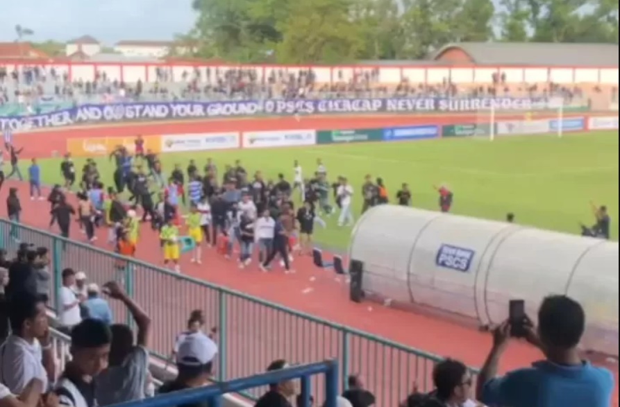 Kericuhan Usai Laga PSCS vs Persekat