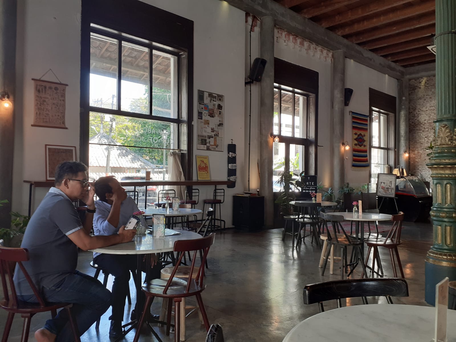NONGKRONG: Pelancong Kota Lama menikmati sisi dalam bangunan Spiegel yang dijadikan sebagai bar and resto.