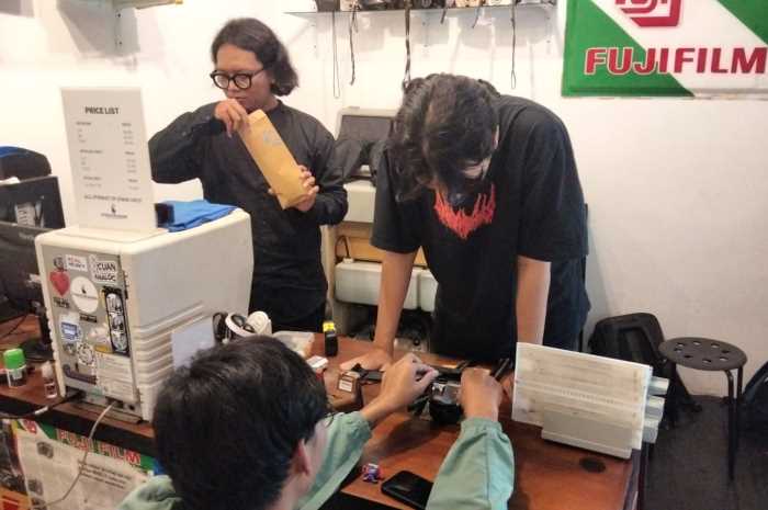 Lab operator Panorama Film Lab Semaran. (Antonius Julian One Ngale/Jawa Pos Radar Semarang)