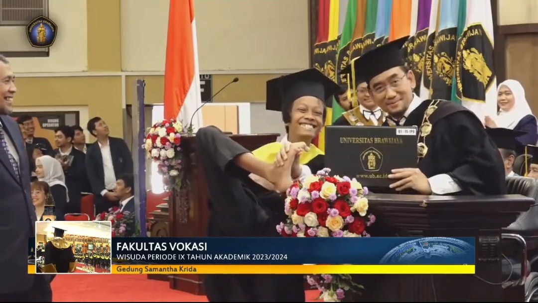 Momen haru seorang mahasiswa wisudawan penyandang disabilitas bersalaman dengan sang Rektor di acara wisuda Universitas Brawijaya, dengan menggunakan kakinya. (Instagram @pld_ub)