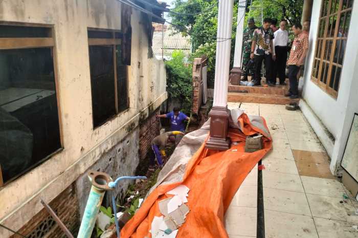 Talut rumah milik Sri Wahyuningsih, longsor di Jalan Tampomas Dalam V RT 8 RW 3. FIGUR RONGGO WASSALIM/JAWA POS RADAR SEMARANG